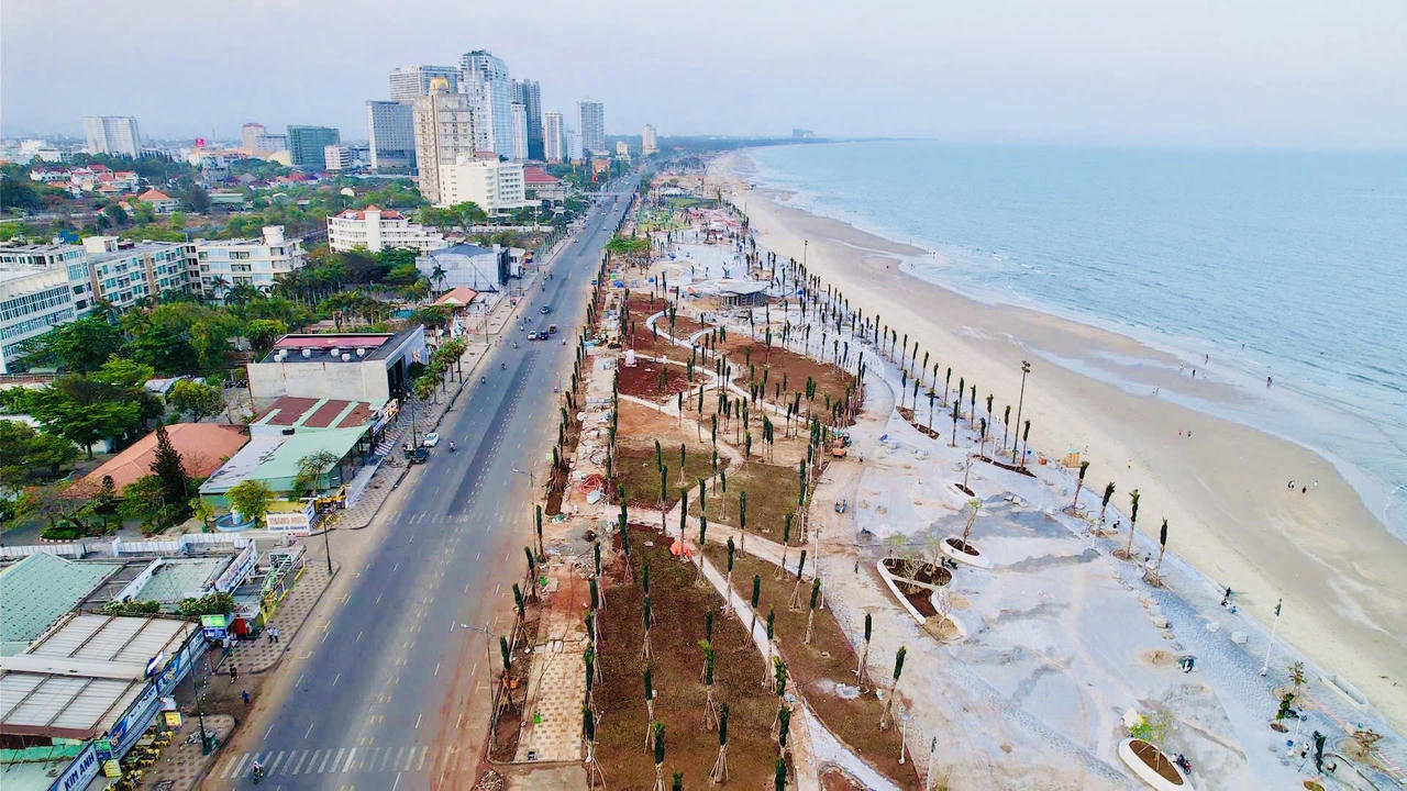 Công viên biển Bãi Sau gấp rút hoàn thiện để đón khách dịp lễ 30/4