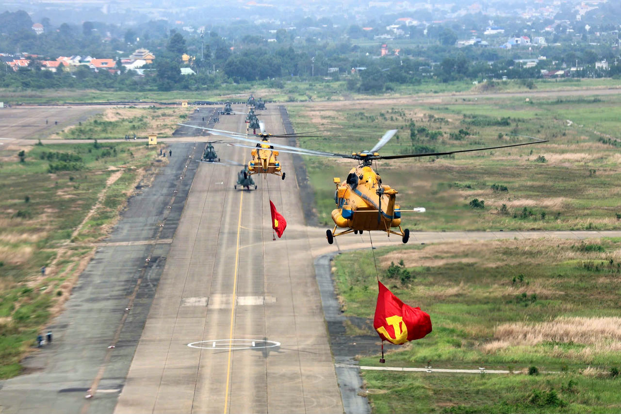 Không quân Việt Nam tích cực luyện tập trước thềm Đại lễ 30/4
