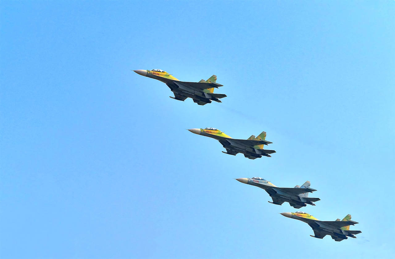 Không quân Việt Nam tích cực luyện tập trước thềm Đại lễ 30/4