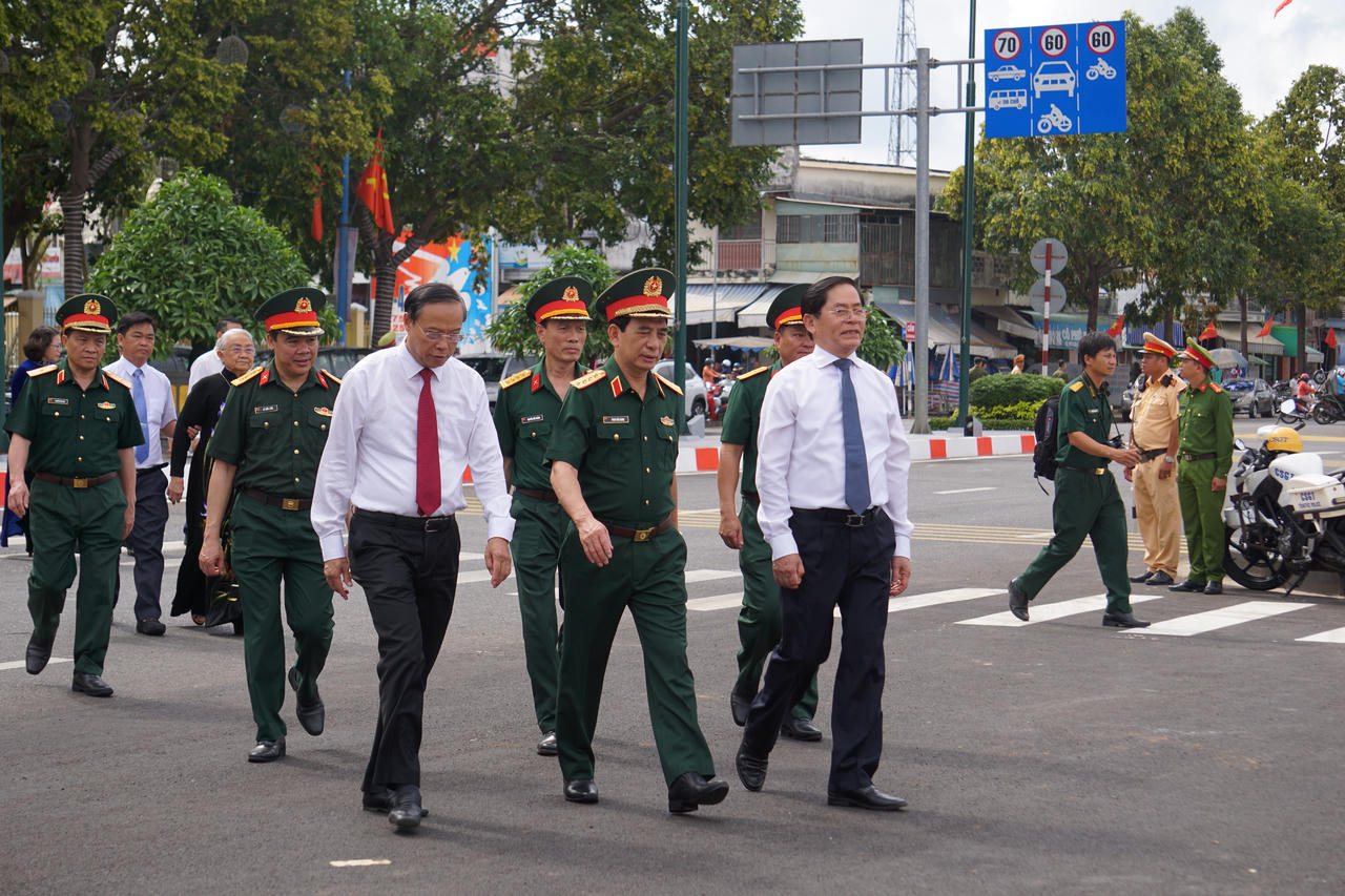 Đại tướng Phan Văn Giang cắt băng khánh thành Công viên tượng đài, Nhà lưu niệm Anh hùng liệt sĩ Võ Thị Sáu
