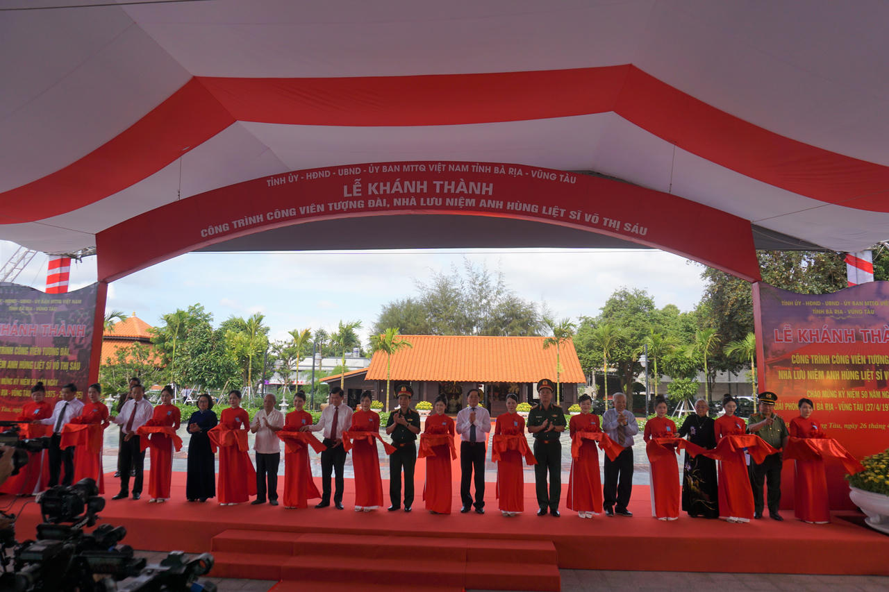 Đại tướng Phan Văn Giang cắt băng khánh thành Công viên tượng đài, Nhà lưu niệm Anh hùng liệt sĩ Võ Thị Sáu