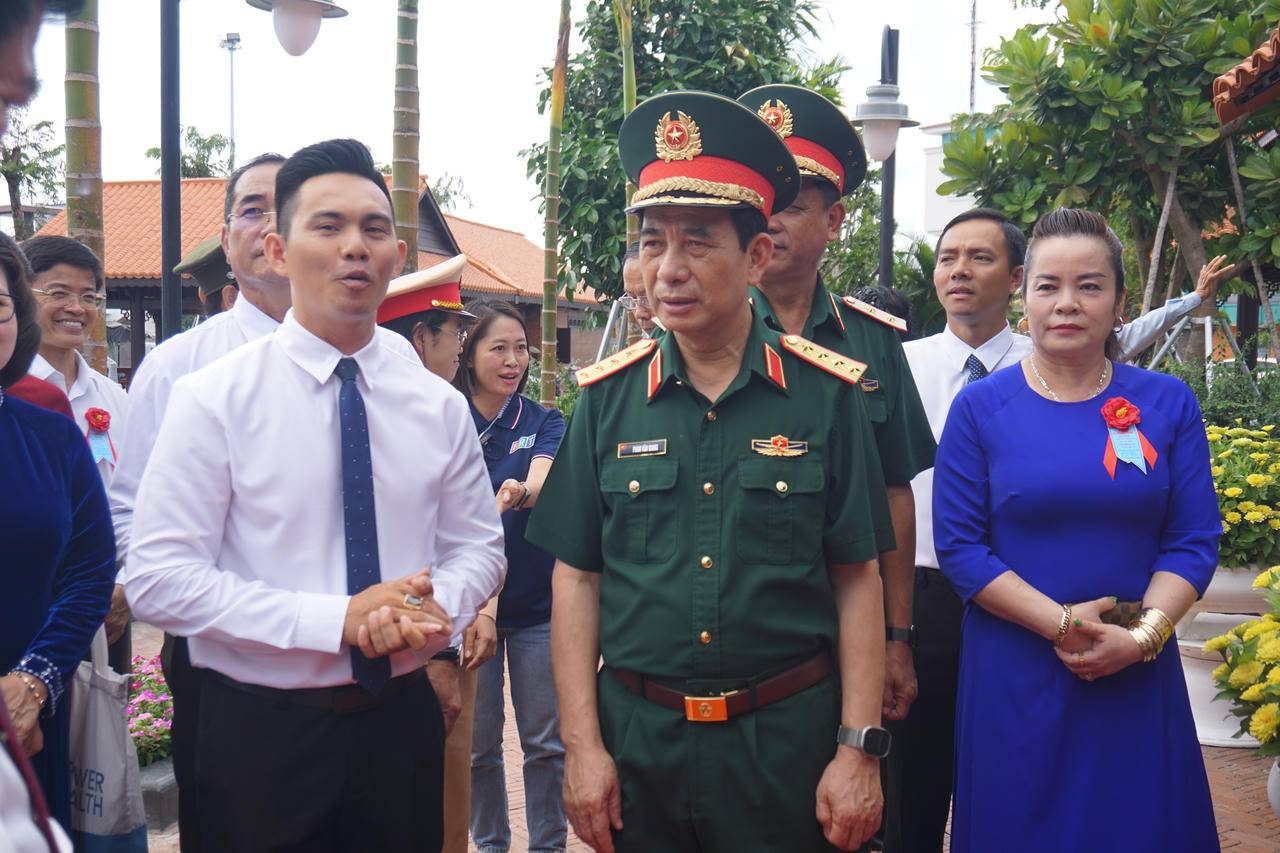 Đại tướng Phan Văn Giang cắt băng khánh thành Công viên tượng đài, Nhà lưu niệm Anh hùng liệt sĩ Võ Thị Sáu