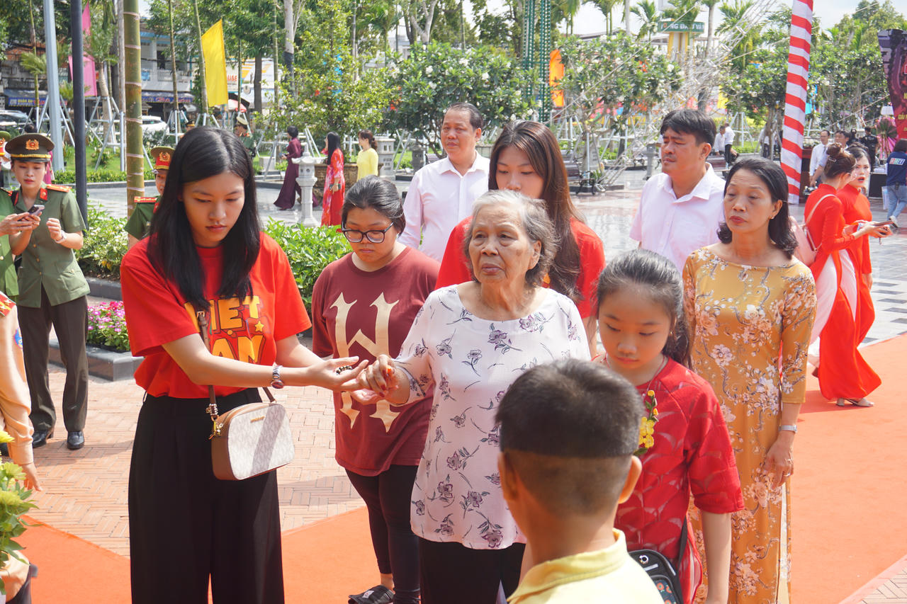 Đại tướng Phan Văn Giang cắt băng khánh thành Công viên tượng đài, Nhà lưu niệm Anh hùng liệt sĩ Võ Thị Sáu