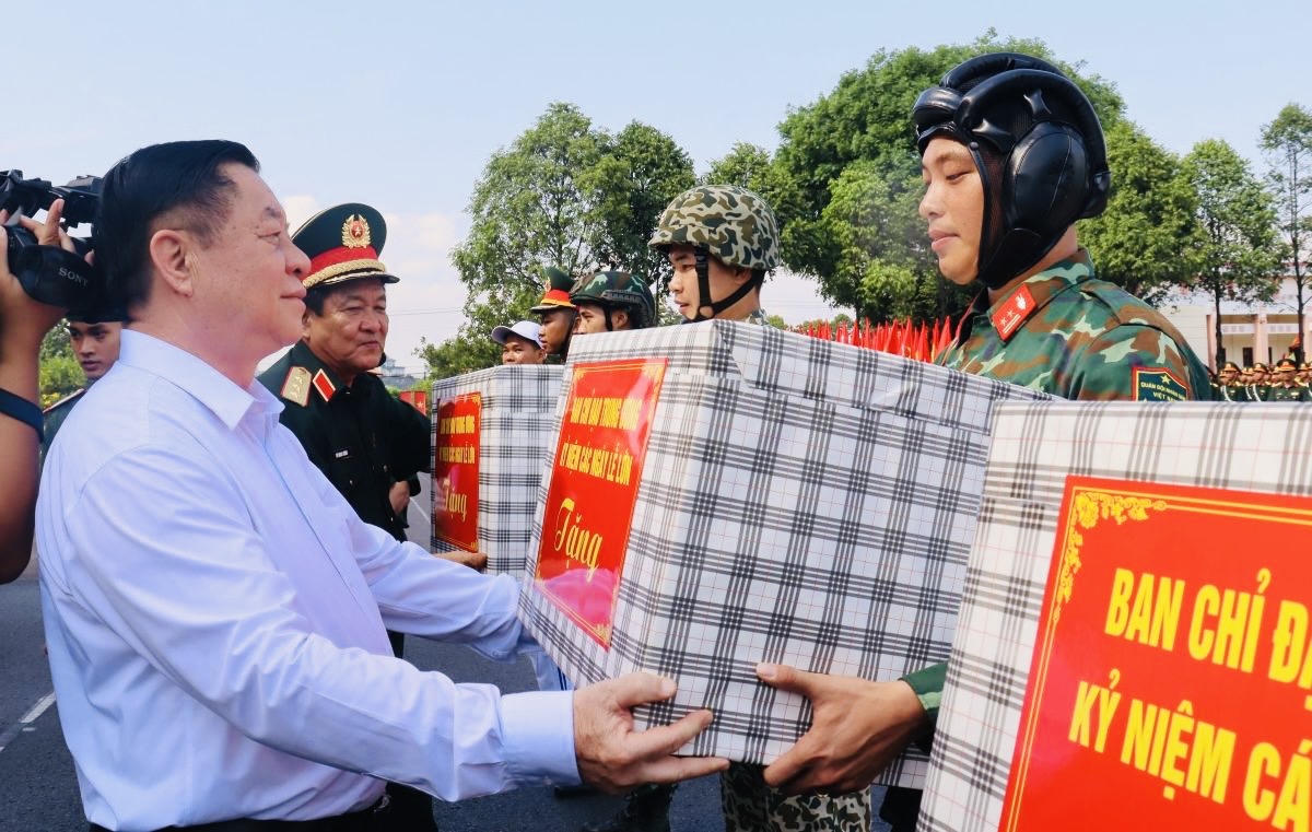 Trưởng ban Tuyên giáo và Dân vận Trung ương thăm, động viên lực lượng tham gia diễu binh