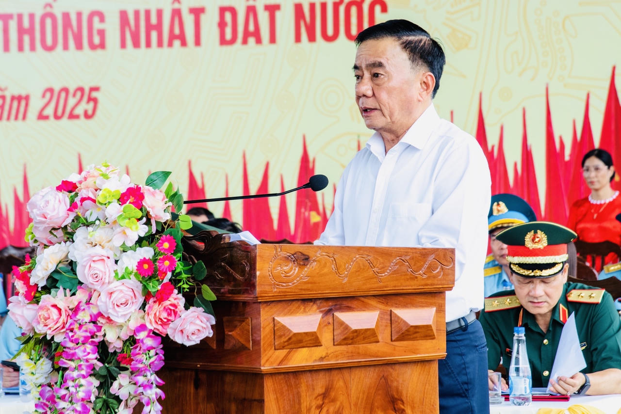 Thường trực Ban Bí thư Trần Cẩm Tú thăm và động viên lực lượng diễu binh tại Đồng Nai