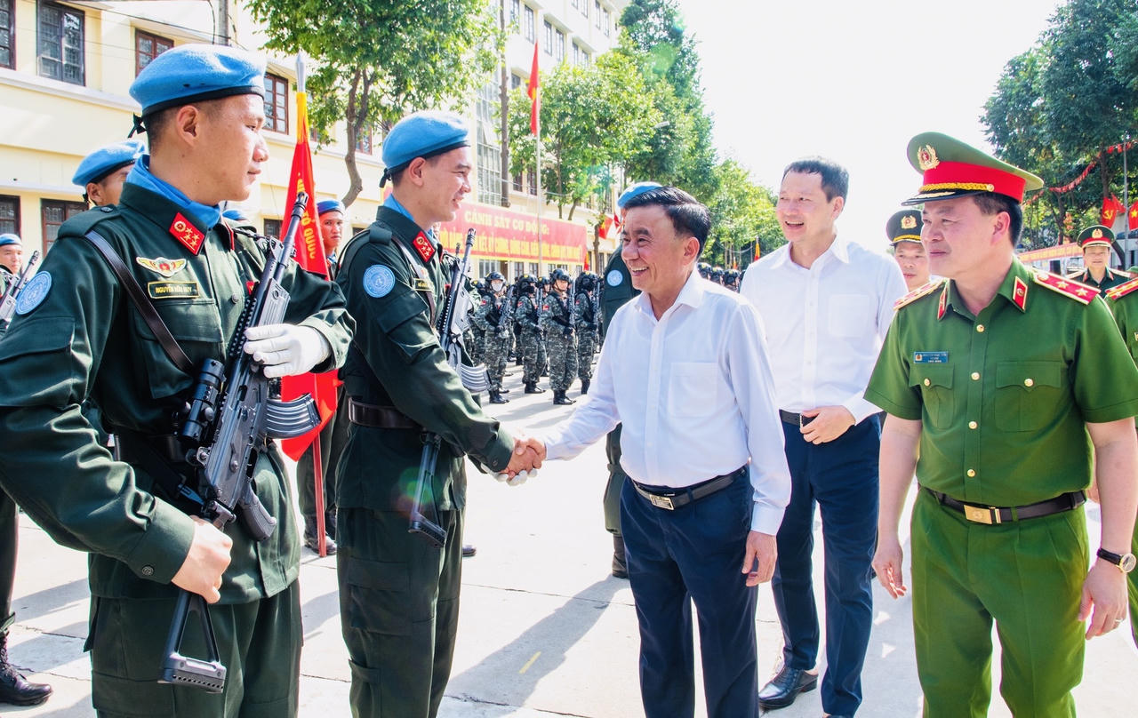 Thường trực Ban Bí thư Trần Cẩm Tú thăm và động viên lực lượng diễu binh tại Đồng Nai