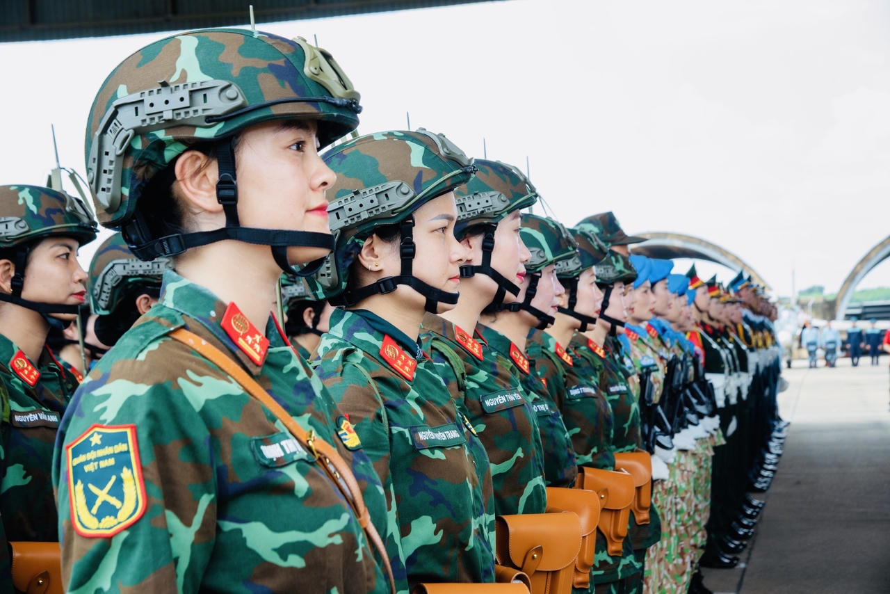 Thường trực Ban Bí thư Trần Cẩm Tú thăm và động viên lực lượng diễu binh tại Đồng Nai