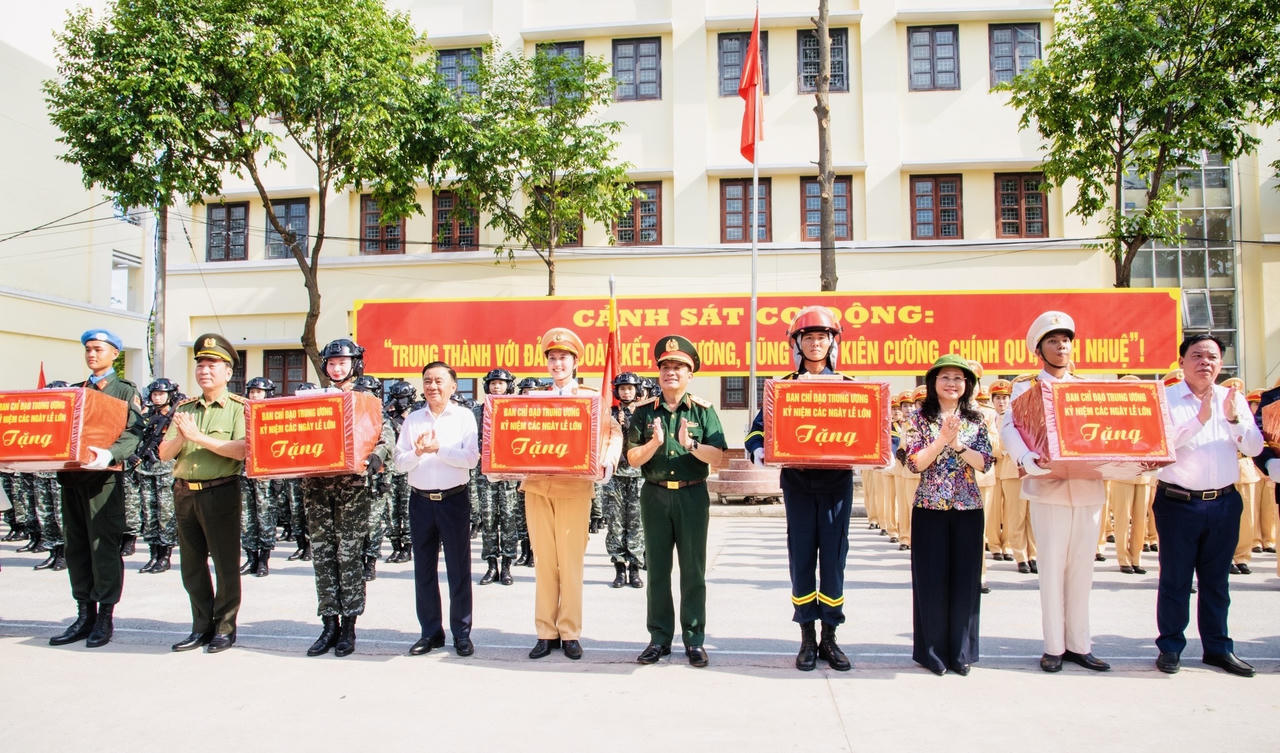 Thường trực Ban Bí thư Trần Cẩm Tú thăm và động viên lực lượng diễu binh tại Đồng Nai