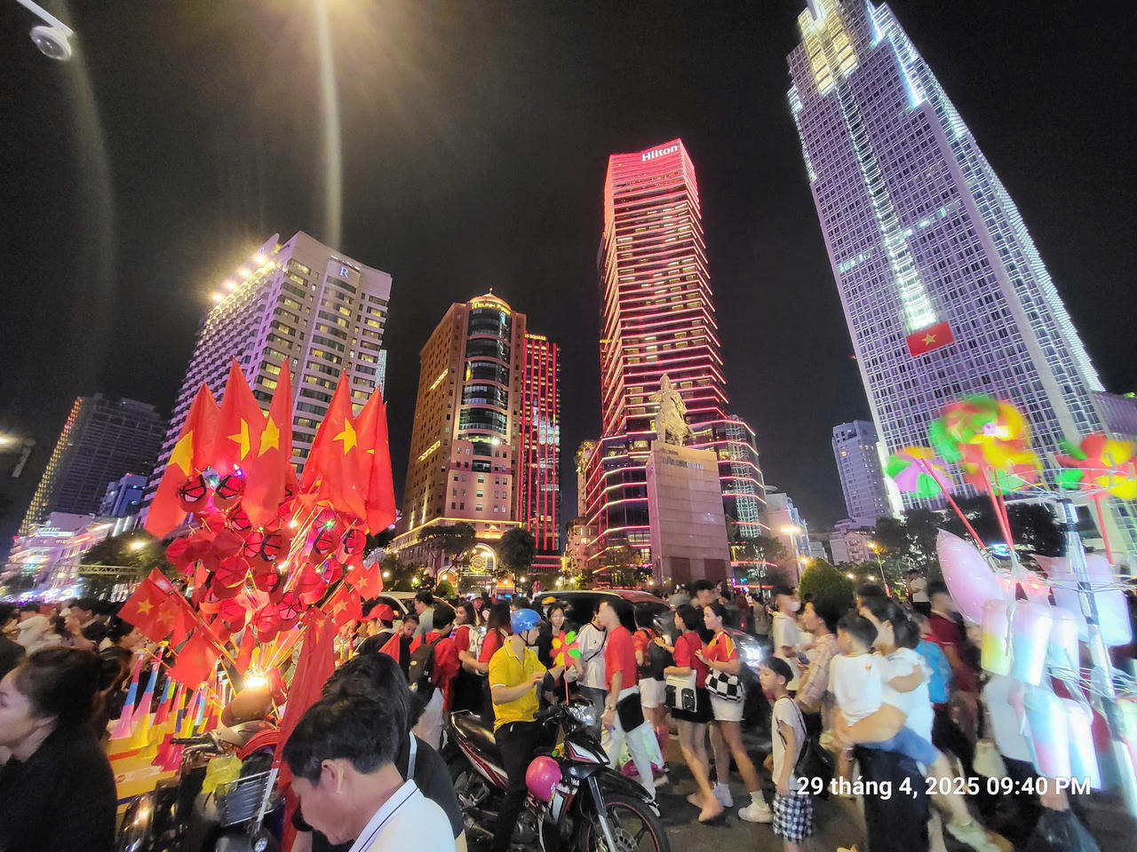 Đêm không ngủ đón mừng đại lễ 30/4 tại TP HCM 