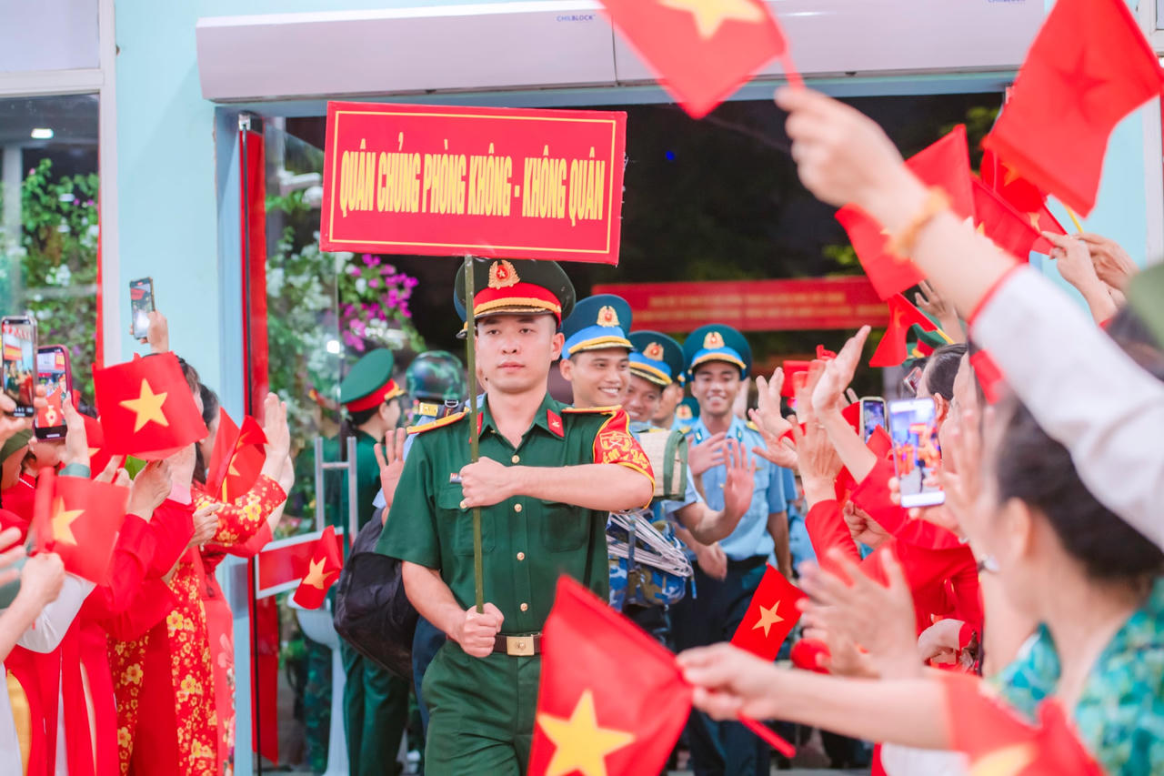 Xúc động hình ảnh chia tay lực lượng diễu binh tại ga Biên Hoà