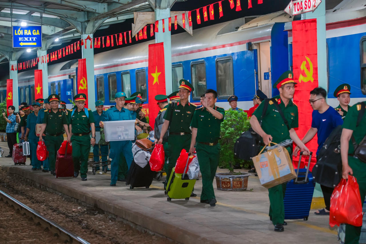 Xúc động hình ảnh chia tay lực lượng diễu binh tại ga Biên Hoà