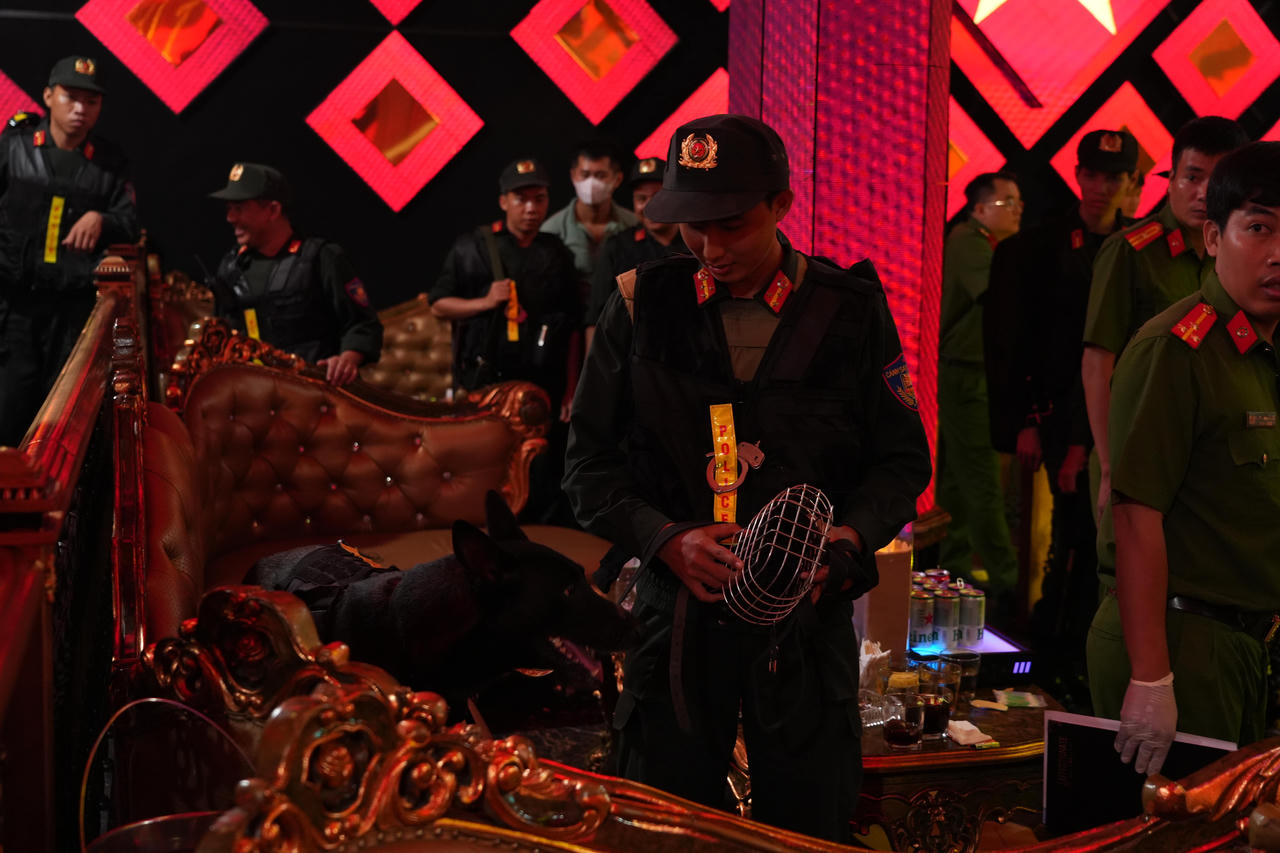 Hơn 300 cảnh sát 'đột kích' quán bar Paris Night ở Bình Thuận