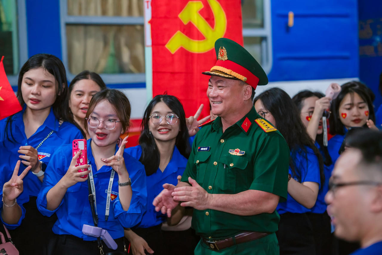 Xúc động hình ảnh chia tay lực lượng diễu binh tại ga Biên Hoà