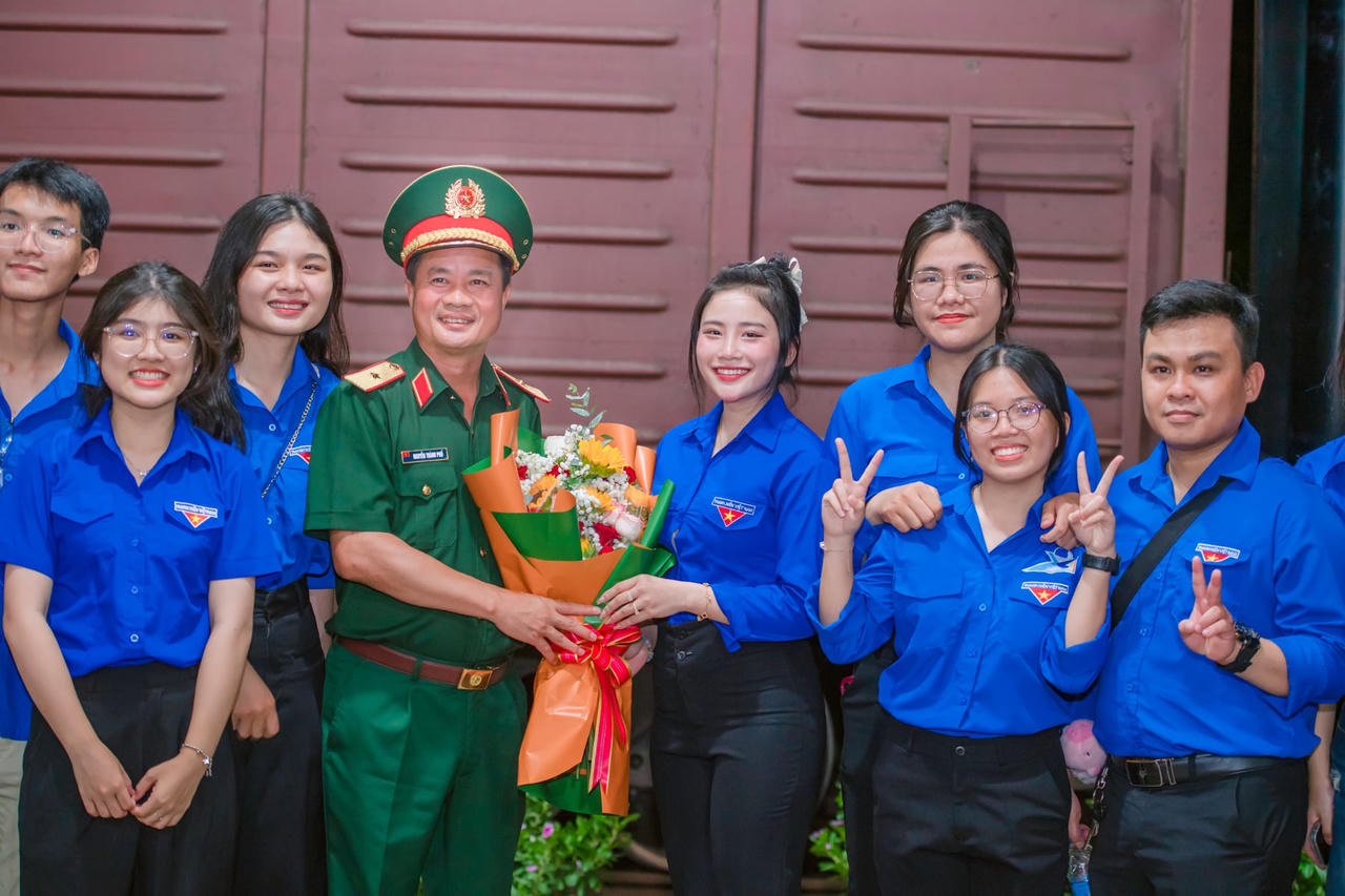 Xúc động hình ảnh chia tay lực lượng diễu binh tại ga Biên Hoà