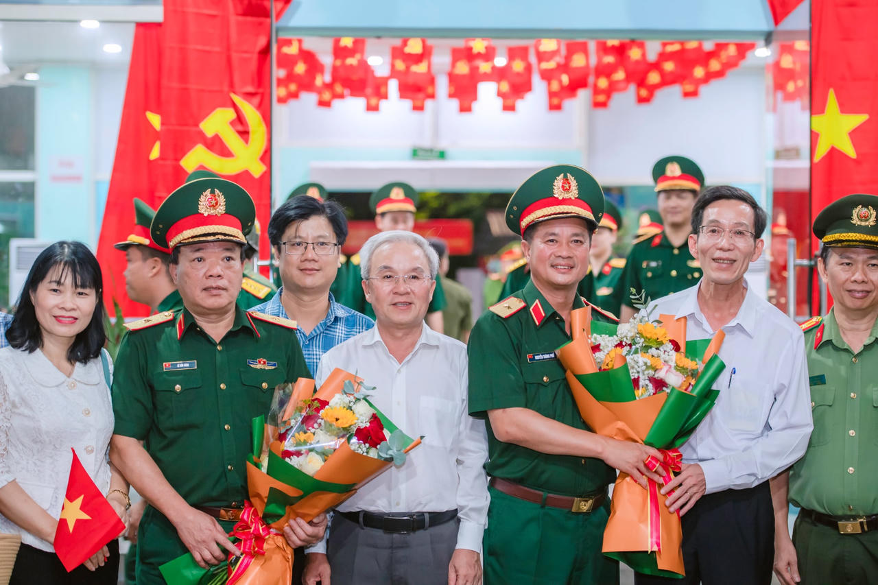 Xúc động hình ảnh chia tay lực lượng diễu binh tại ga Biên Hoà