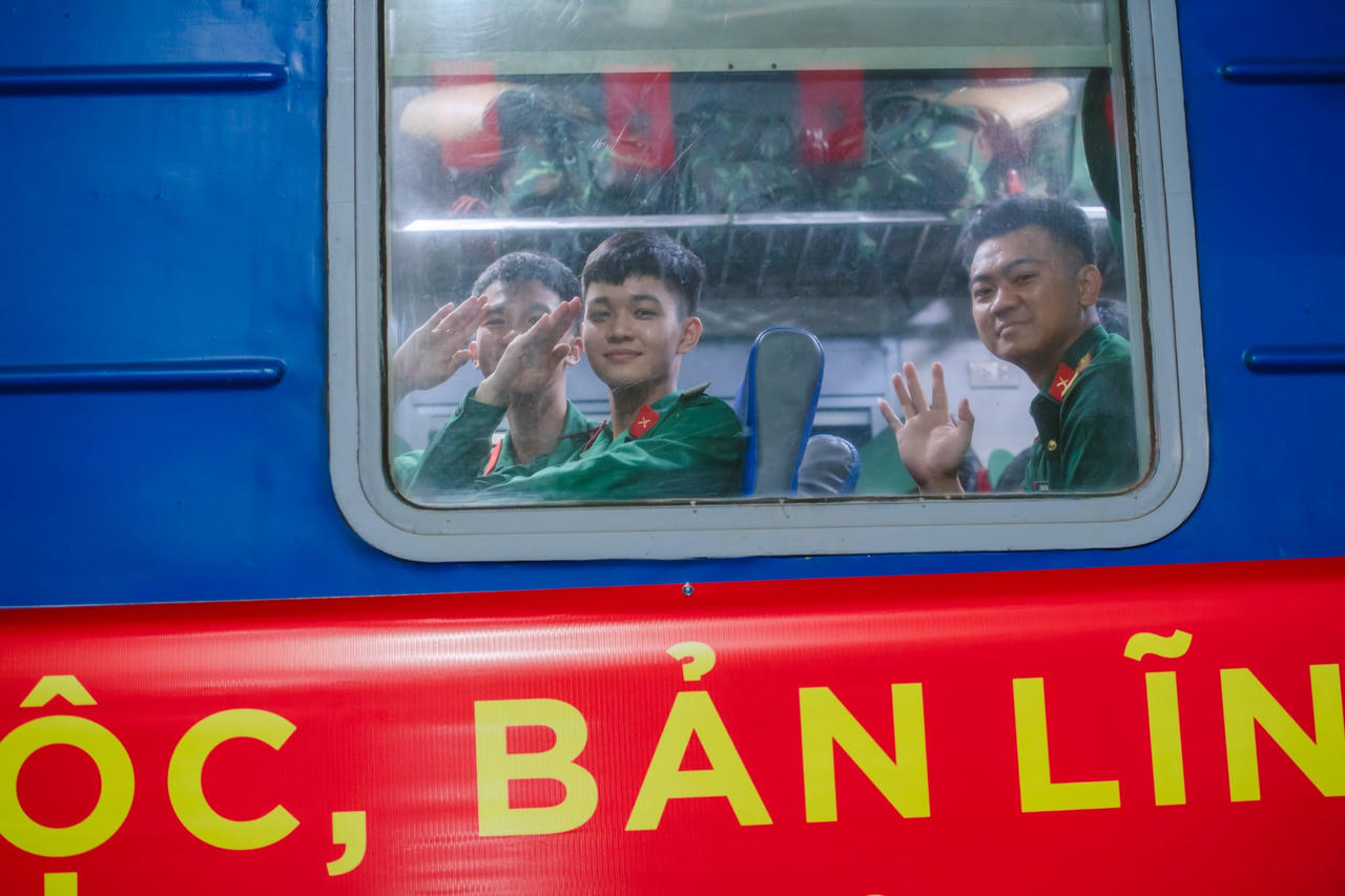 Xúc động hình ảnh chia tay lực lượng diễu binh tại ga Biên Hoà