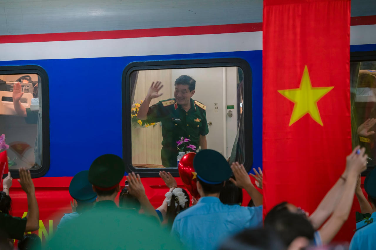 Xúc động hình ảnh chia tay lực lượng diễu binh tại ga Biên Hoà