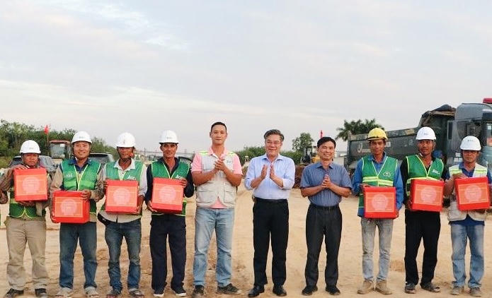 Thi công xuyên lễ trên các tuyến giao thông huyết mạch phía Nam