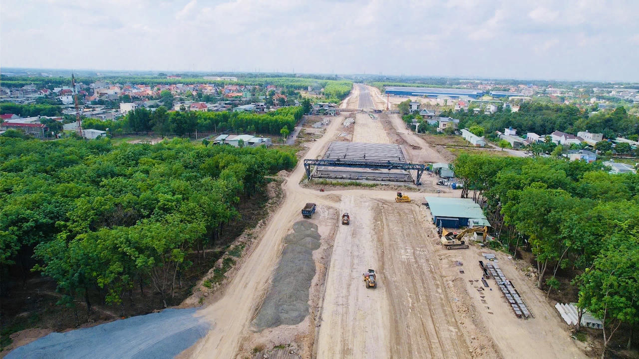 Thi công xuyên lễ trên các tuyến giao thông huyết mạch phía Nam