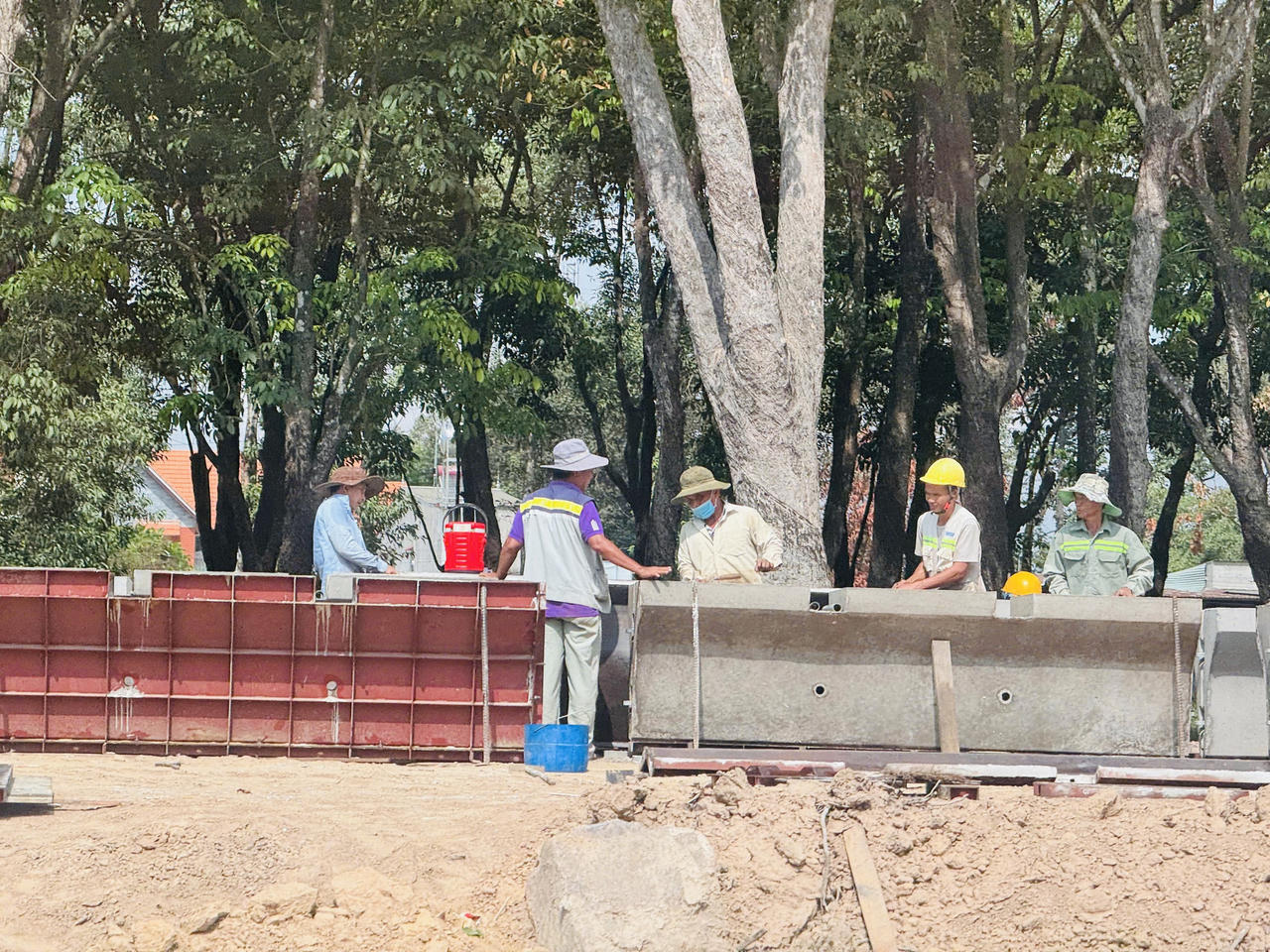 Thi công xuyên lễ trên các tuyến giao thông huyết mạch phía Nam