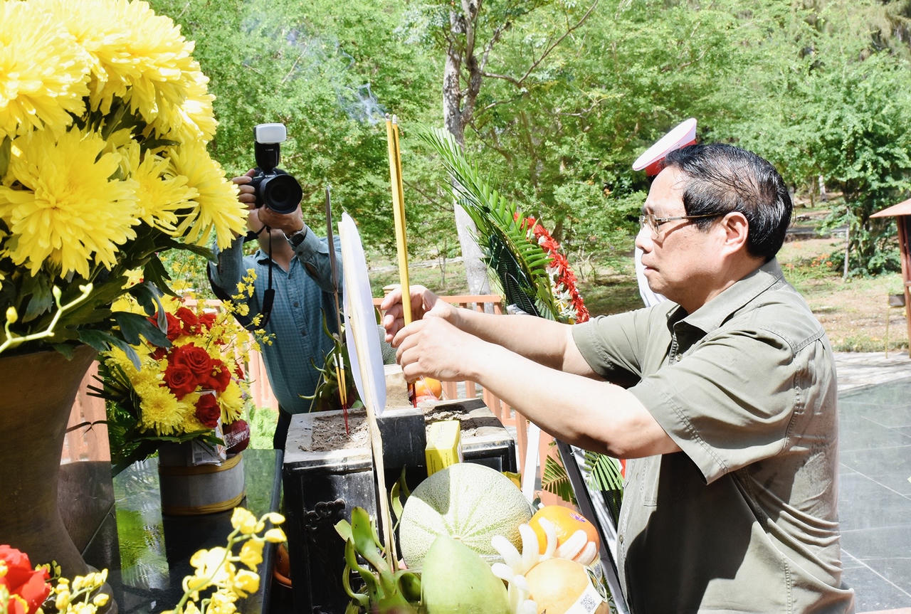 Lãnh đạo Đảng, Nhà nước dâng hương tưởng niệm tại Côn Đảo