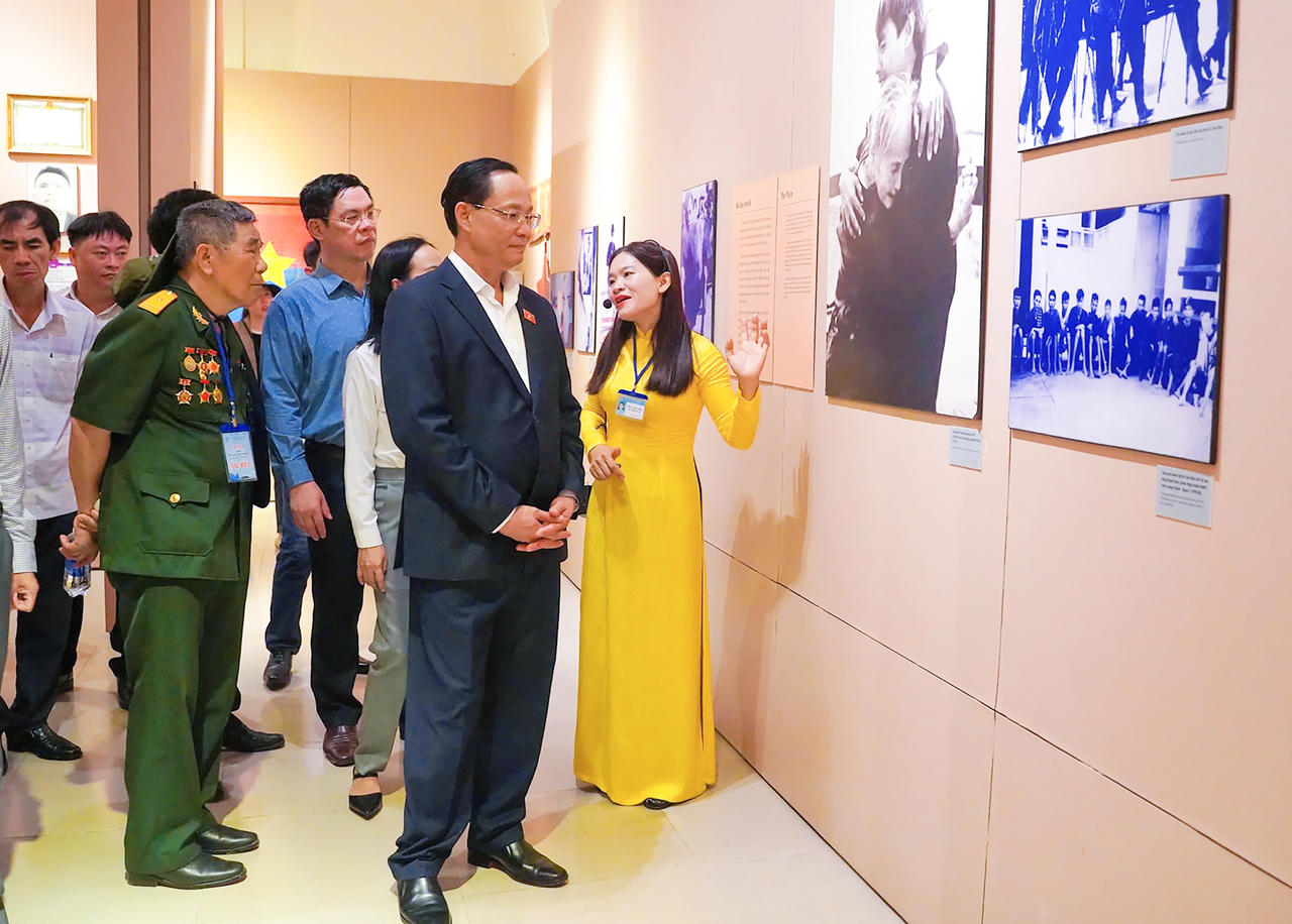 Lãnh đạo Đảng, Nhà nước dâng hương tưởng niệm tại Côn Đảo