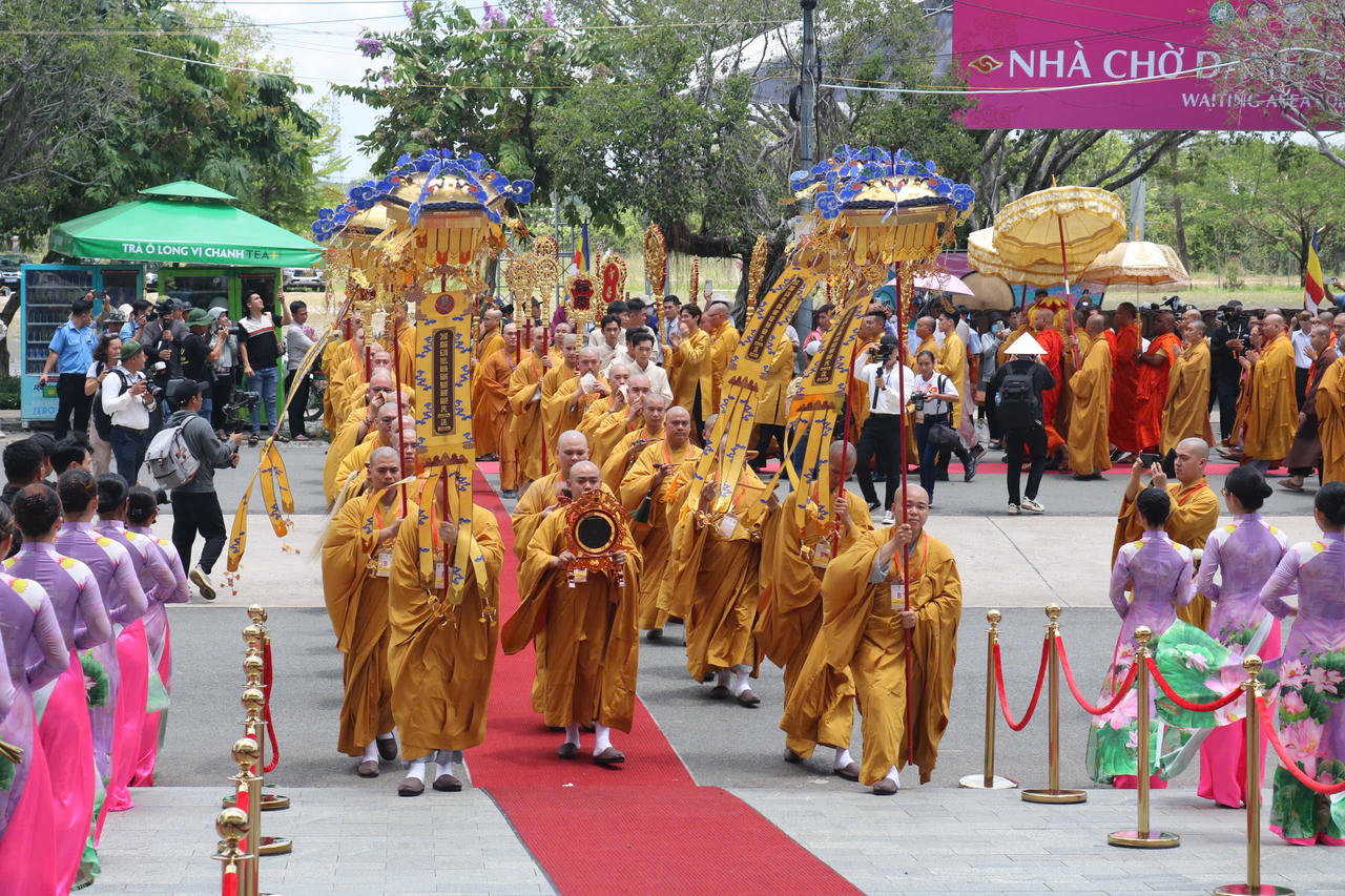 Biển người đổ về núi Bà Đen để cung rước xá lợi Đức Phật