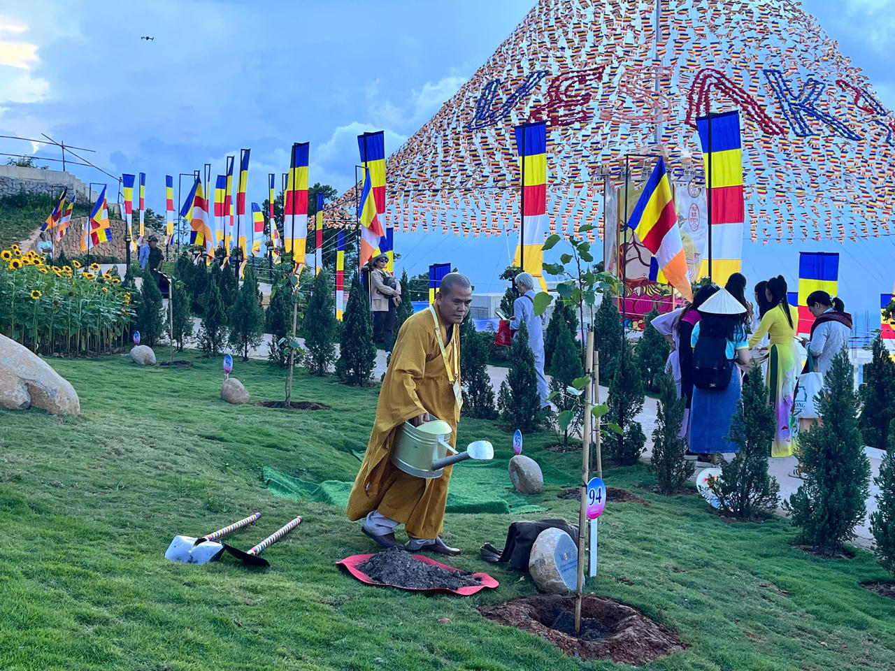 Biển người đổ về núi Bà Đen để cung rước xá lợi Đức Phật