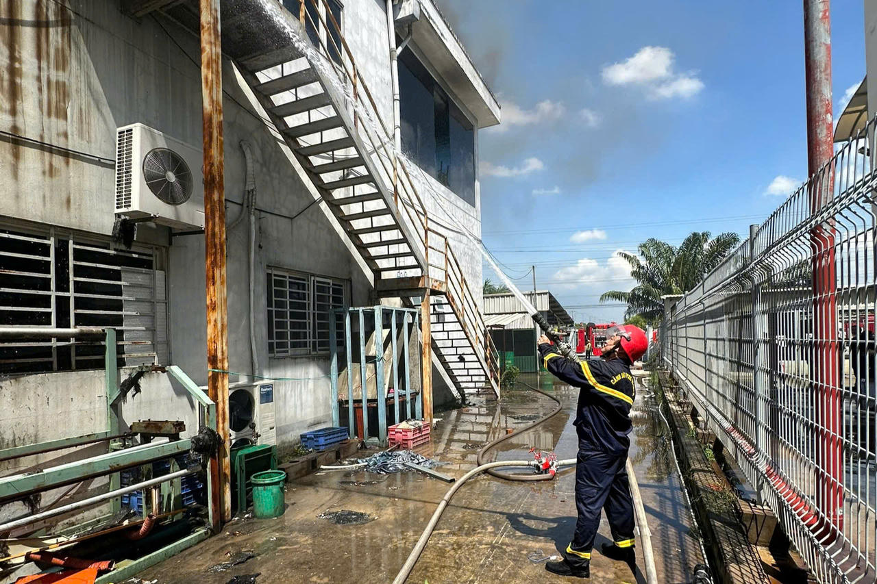 Cháy lớn tại công ty sản xuất xốp ở Bình Dương