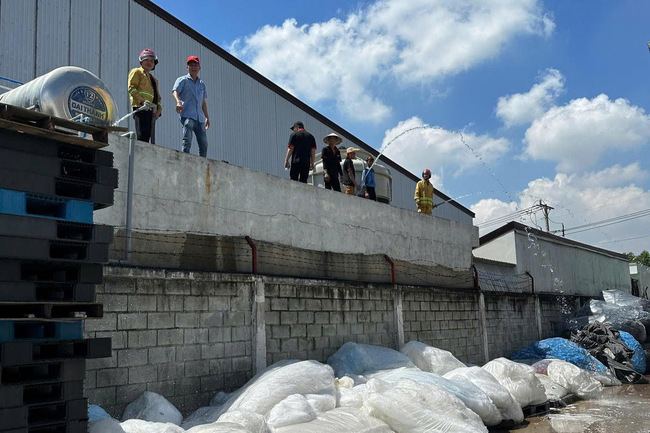 Cháy lớn tại công ty sản xuất xốp ở Bình Dương