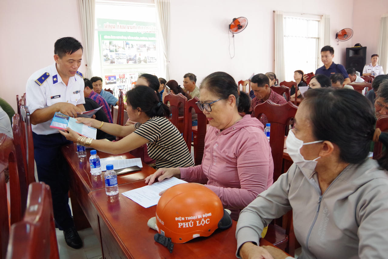 Cảnh sát biển đồng hành với ngư dân