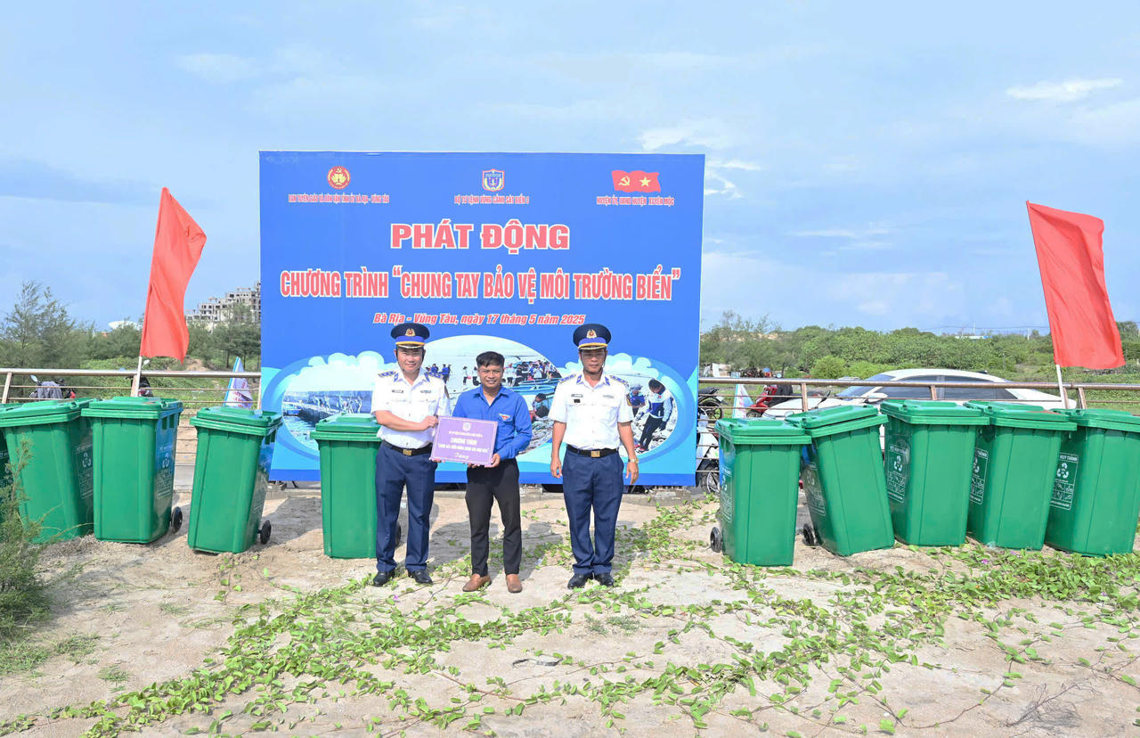 Cảnh sát biển đồng hành với ngư dân