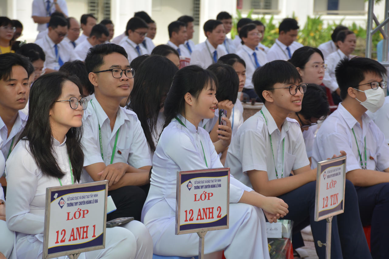 Thứ trưởng Nguyễn Thanh Ngọc trao tặng 50 suất học bổng cho học sinh có hoàn cảnh khó khăn