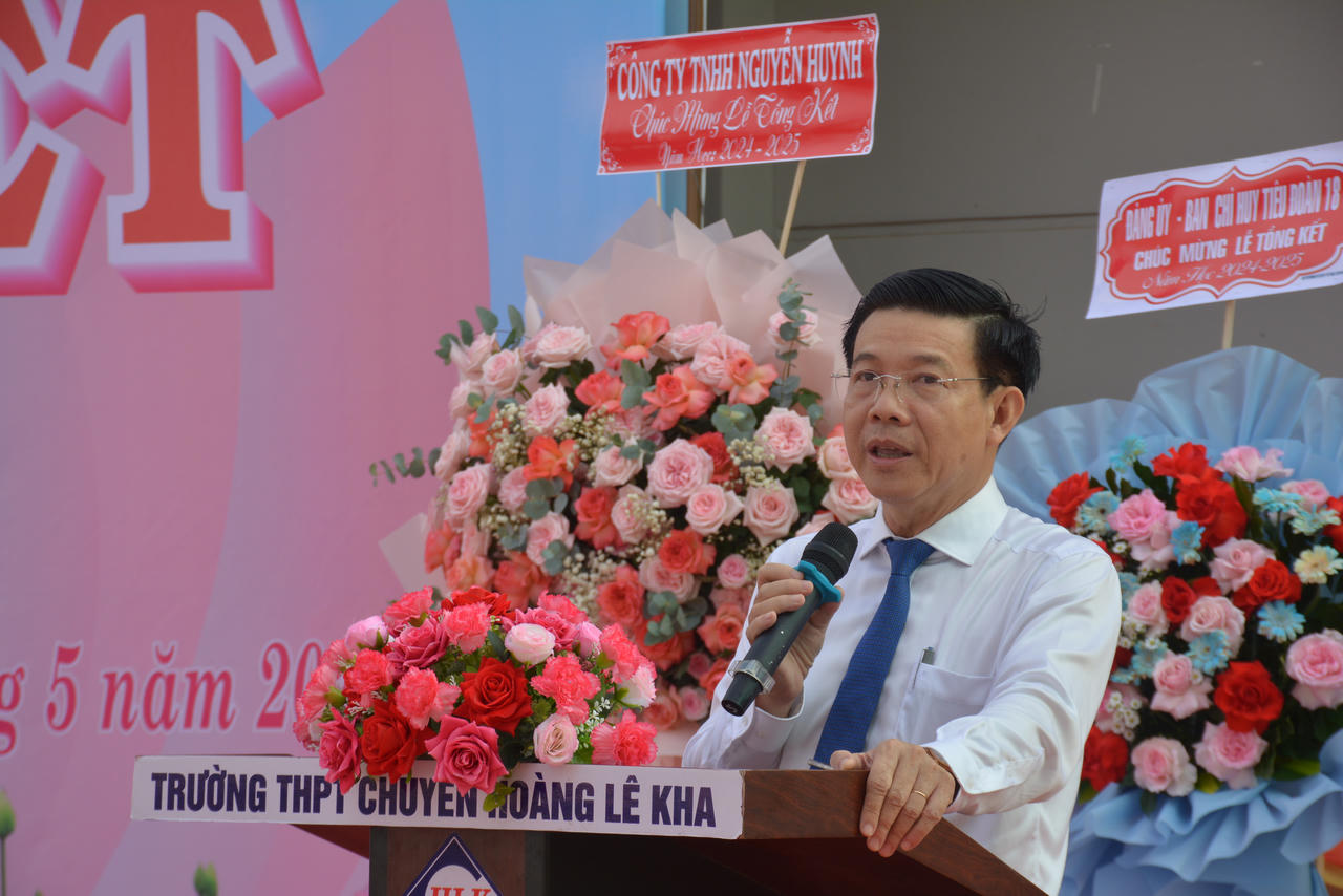 Thứ trưởng Nguyễn Thanh Ngọc trao tặng 50 suất học bổng cho học sinh có hoàn cảnh khó khăn