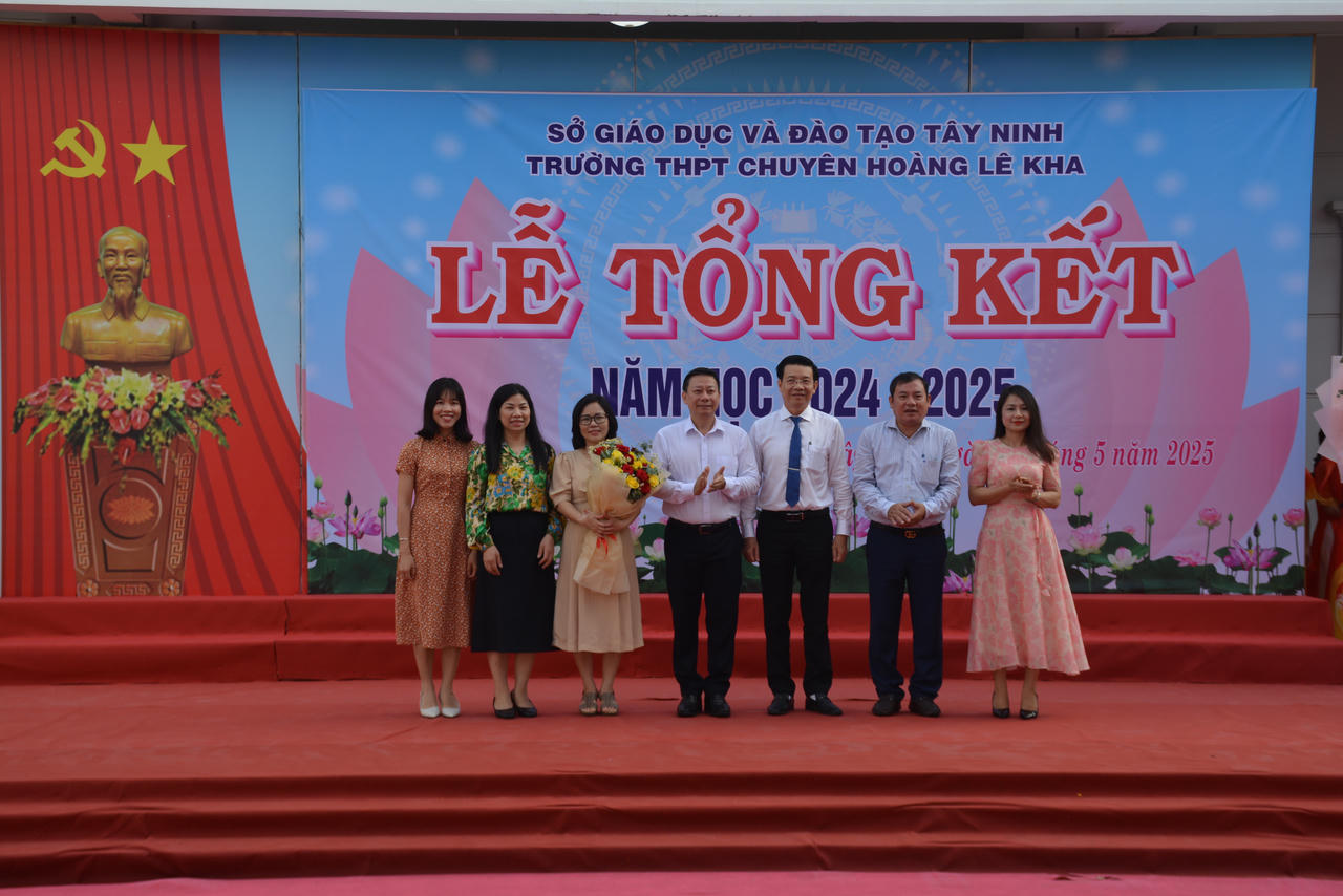 Thứ trưởng Nguyễn Thanh Ngọc trao tặng 50 suất học bổng cho học sinh có hoàn cảnh khó khăn