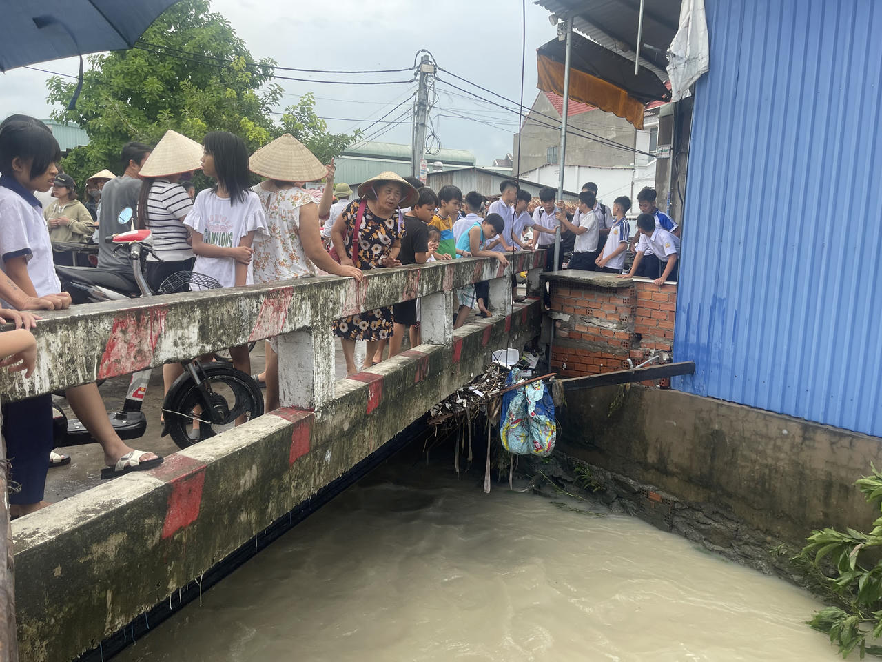 Tìm kiếm bé gái 10 tuổi nghi bị nước cuốn trôi trong thành phố sau mưa lớn
