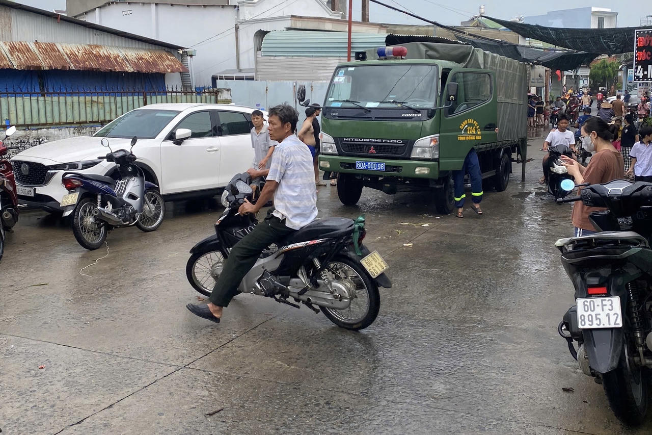 Tìm kiếm bé gái 10 tuổi nghi bị nước cuốn trôi trong thành phố sau mưa lớn