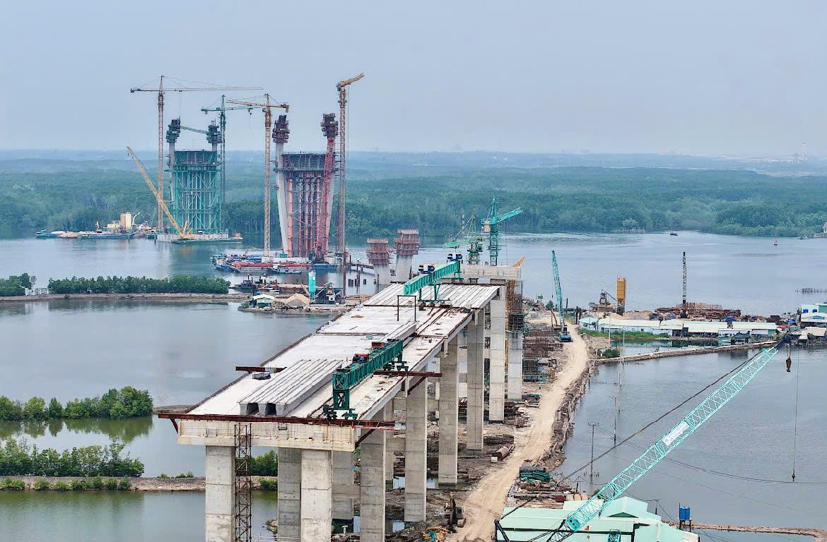 Tăng tốc thi công trên cây cầu có nhịp chính dài nhất Đông Nam Á