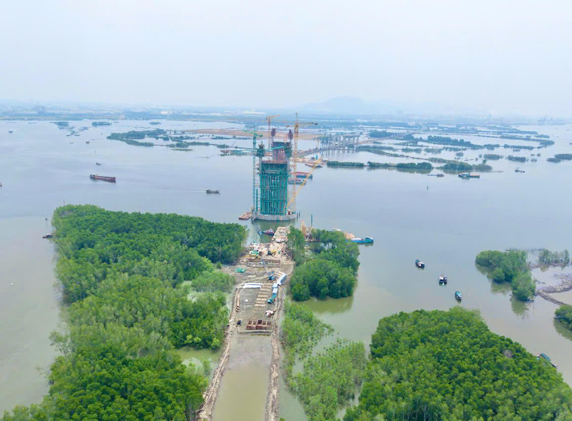 Tăng tốc thi công trên cây cầu có nhịp chính dài nhất Đông Nam Á