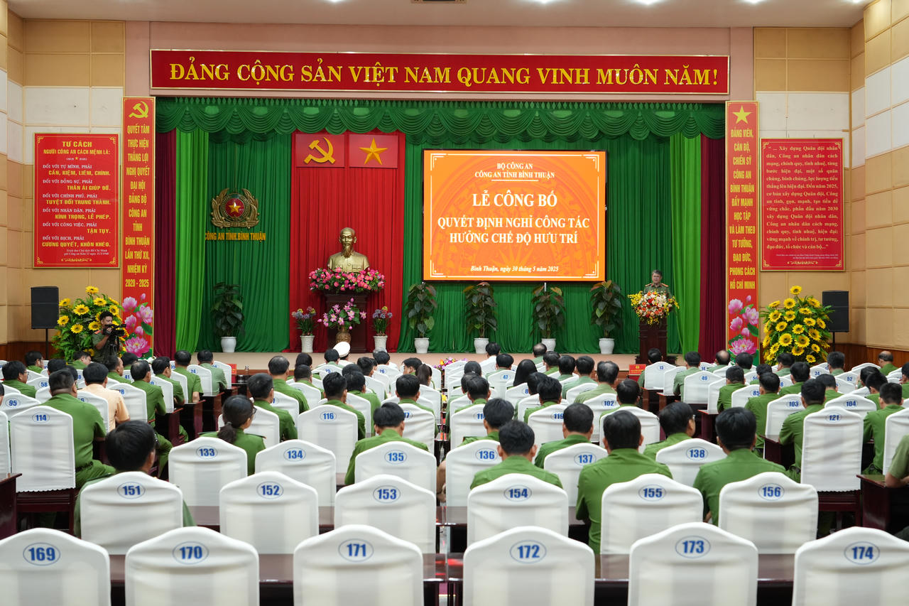 Phó Giám đốc Công an tỉnh Bình Thuận nhận quyết định nghỉ hưu