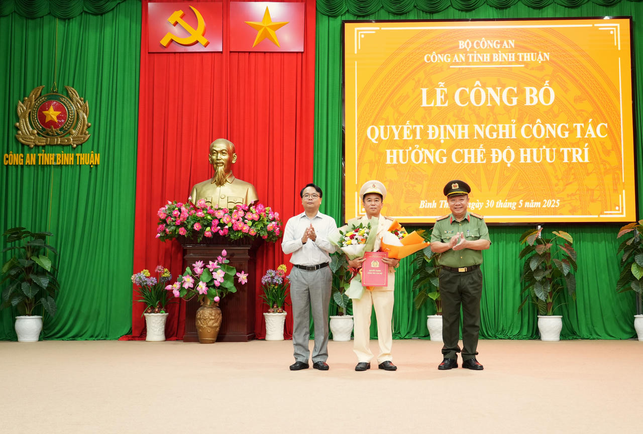 Phó Giám đốc Công an tỉnh Bình Thuận nhận quyết định nghỉ hưu