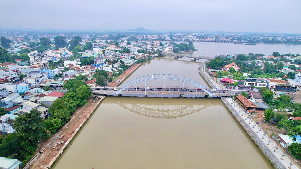 Cận cảnh kè sông uốn lượn ôm trọn thành phố Biên Hòa