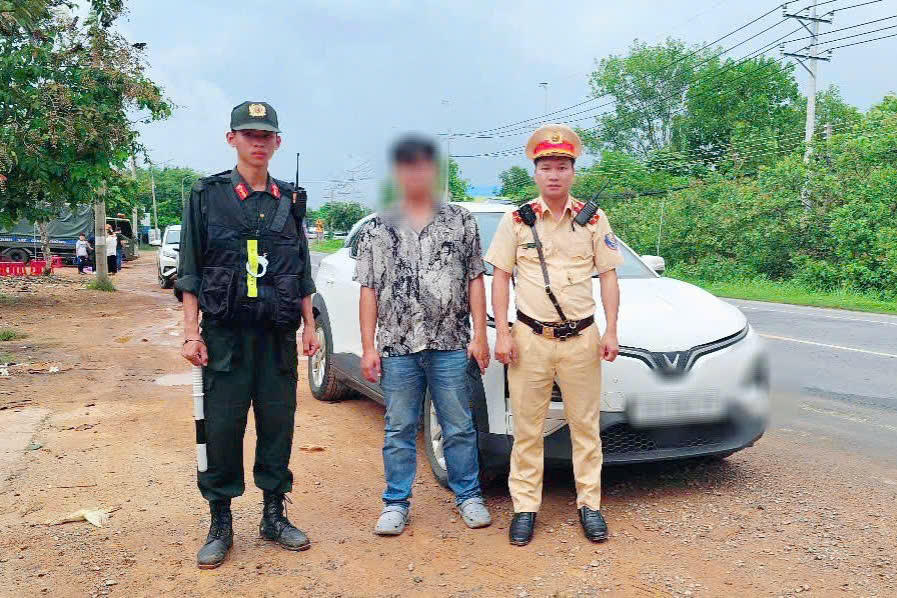 Liên tiếp phát hiện tài xế 'ngáo đá' điều khiển xe trên quốc lộ 