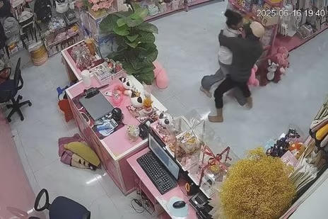 Danh tính 2 nghi phạm trói nữ nhân viên cửa hàng, cướp tài sản