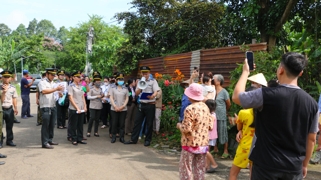 Đồng Nai: Chi cục THADS huyện Trảng Bom tổ chức cưỡng chế, bàn giao tài sản cho người thắng kiện