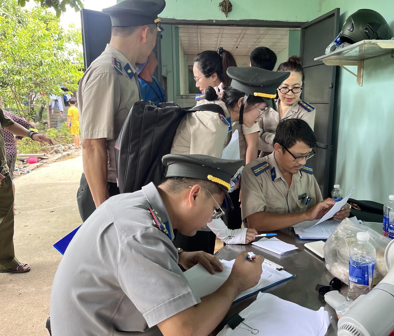 Đồng Nai: Chi cục THADS huyện Trảng Bom tổ chức cưỡng chế, bàn giao tài sản cho người thắng kiện