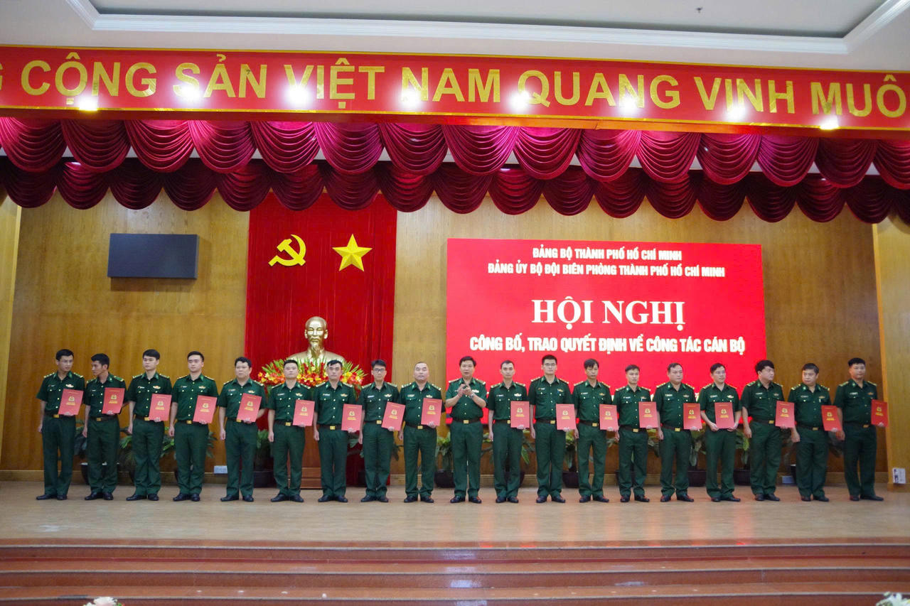 Bộ đội Biên phòng TP HCM công bố và trao quyết định về công tác cán bộ