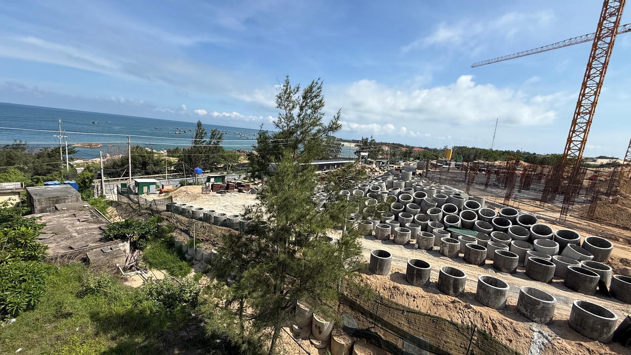 l Amiana Phan Thiết hiện là công trường ồn ào máy móc, công trình xây dựng. 
Phía Vạn Trụ hiện cũng không thể kinh doanh đón khách. (Ảnh:  L.T.Bình)