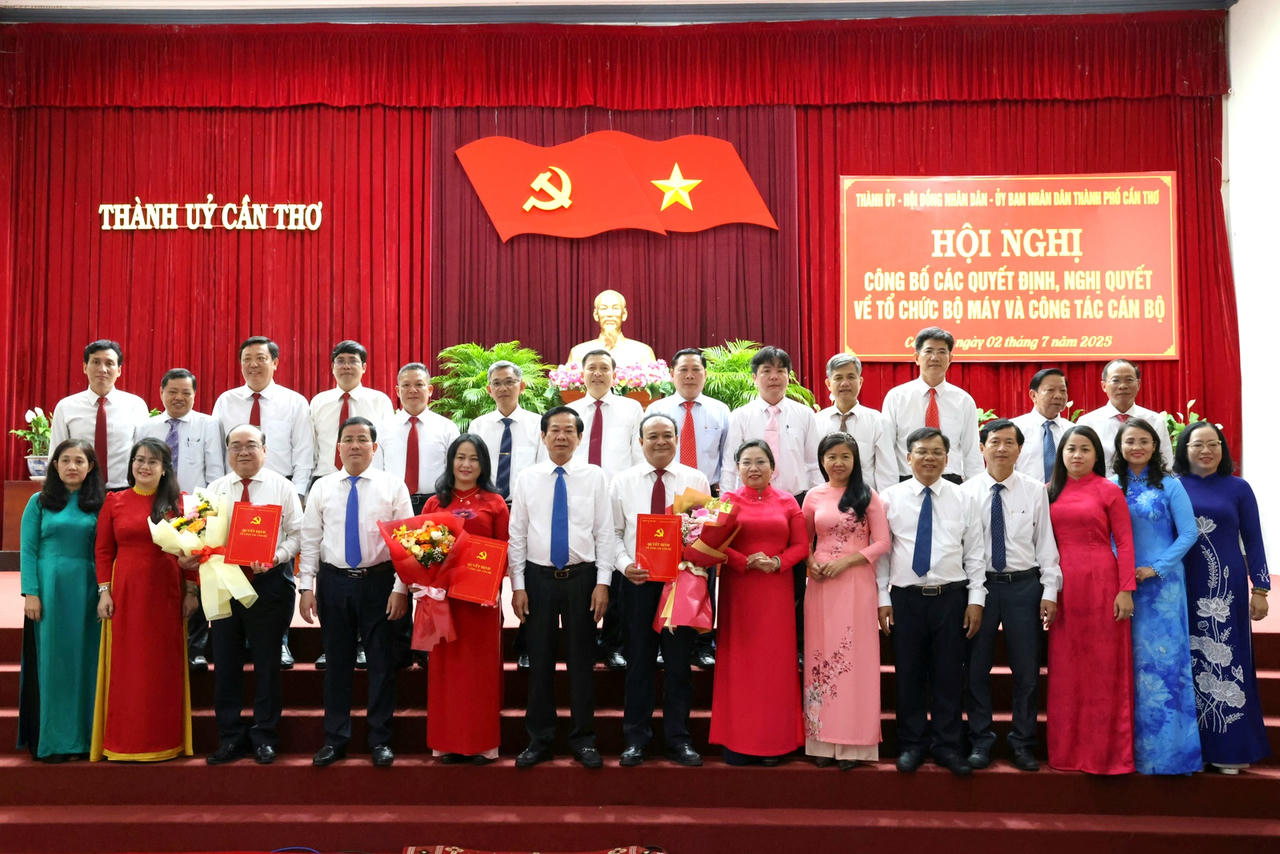 Lãnh đạo TP Cần Thơ trao quyết định thành lập và công tác cán bộ của UBMTTQVN TP Cần Thơ, Báo và Đài Truyền hình TP Cần Thơ, Trường Chính trị TP Cần Thơ.