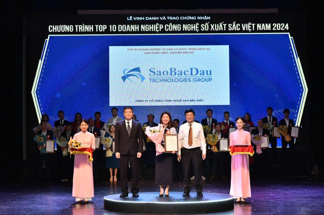 Đại diện Công ty Sao Bắc Đẩu nhận chứng nhận top 10 Doanh nghiệp Công nghệ số xuất sắc Việt Nam 2024.
